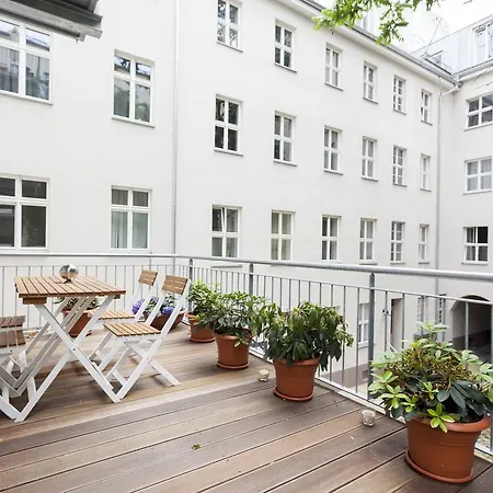 Apartmán Lofty Torstr Apartments, 4 Unique Units From 1-3 Bedrooms In Mitte, Ideal For Families & Groups, From 2 Up To 8 Guests Berlín